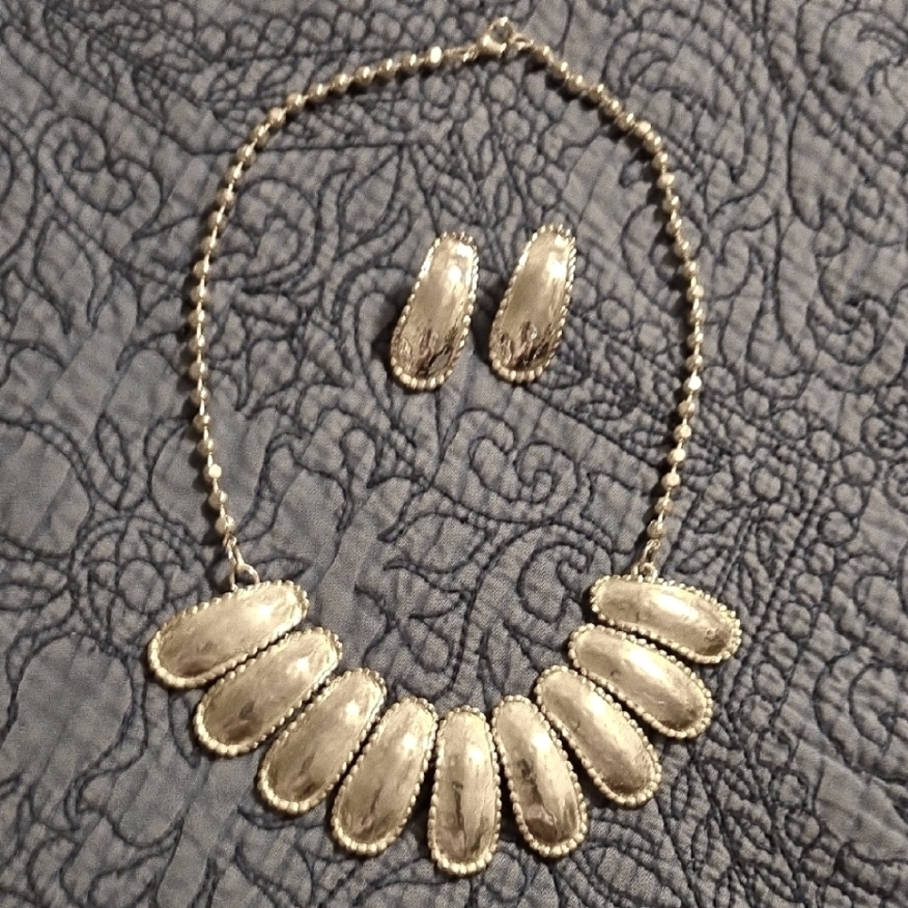 Elegant Silver Necklace and Earring Set 19 Inches